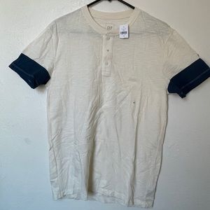 GAP t-shirt with 3 buttons